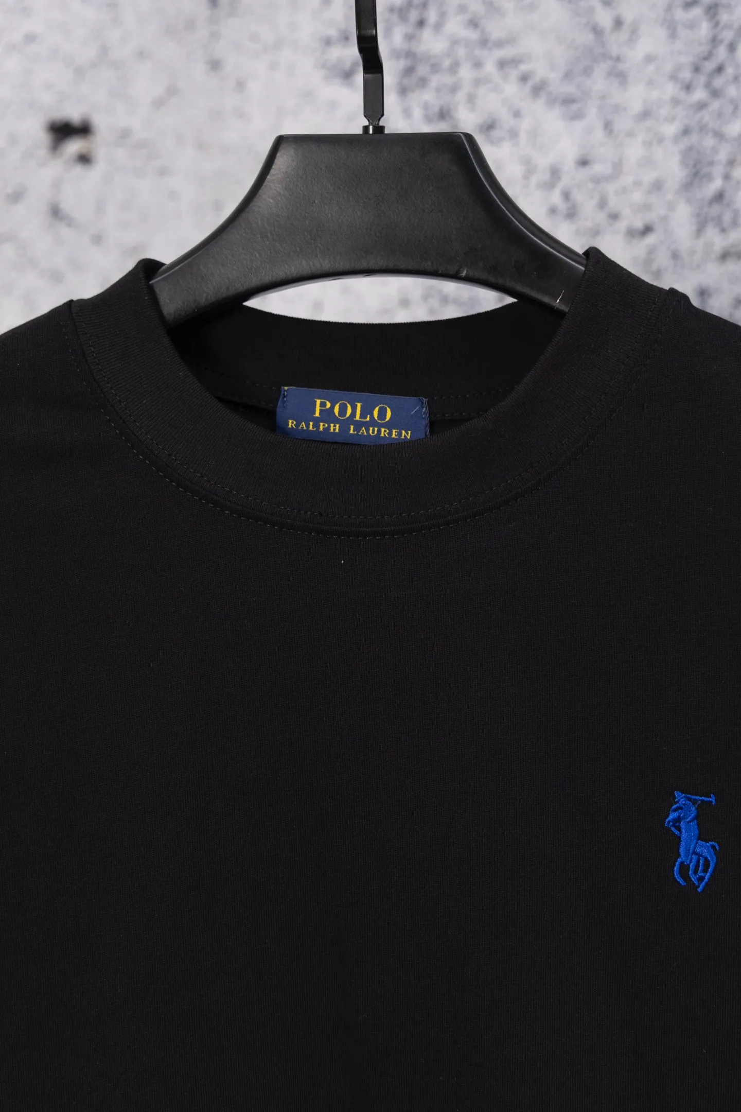 P190 Ralph Lauren solid color pony embroidered logo round neck long-sleeved T-shirt. New model on the market. 25ss. Heavy wash. The front panel is matched with a small logo and the back panel is patch-embroidered. Long-sleeved T-shirt for couples. A high-end simple style that you will never get tired of. Pocket patch embroidery is simple style. Advanced temperament. Perfect details. 💯 Classic logo logo on the upper body is super good-looking. Fabric: 300g. Size: s—xl. Color: black and white.